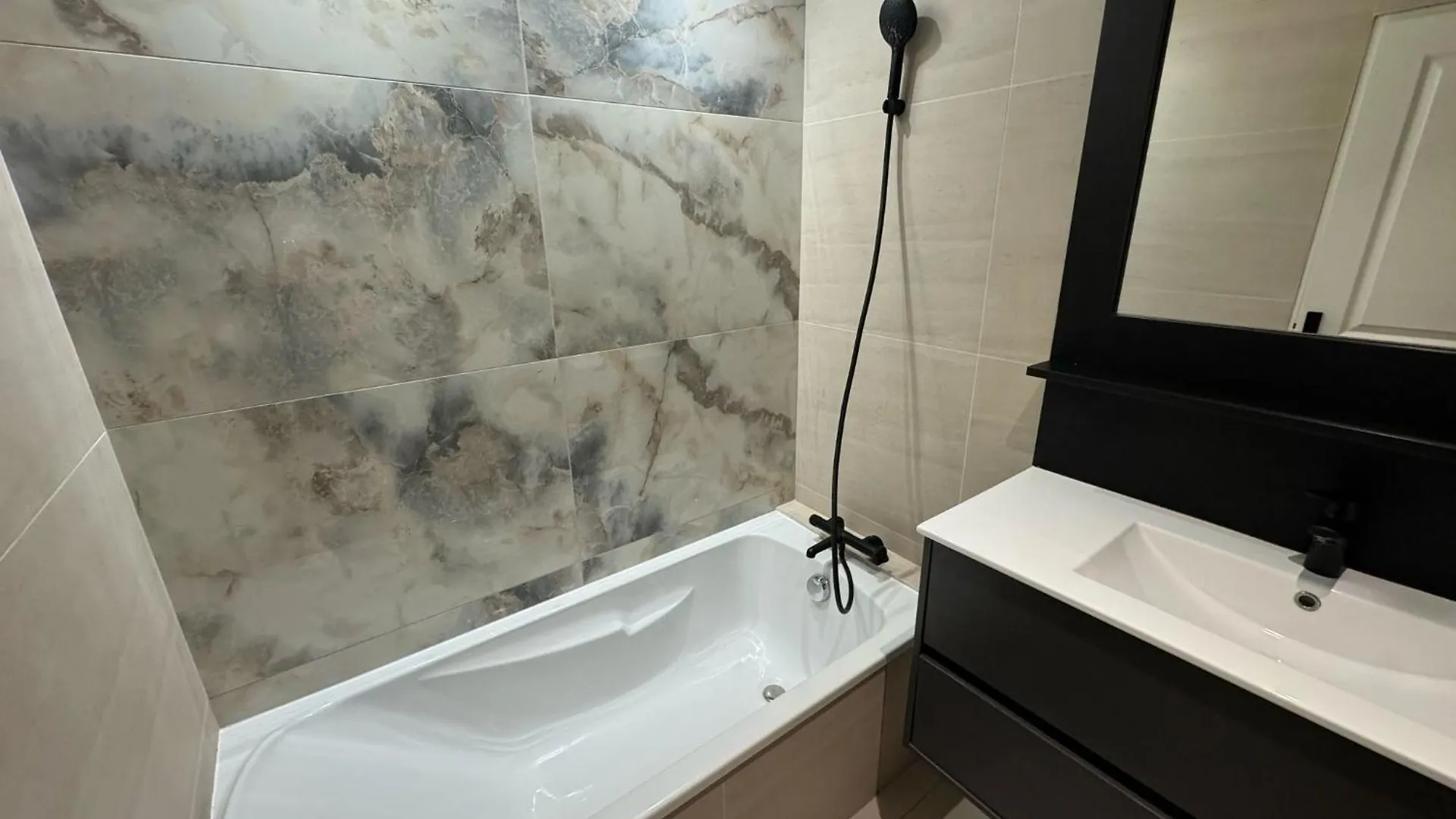 アパート エキュリModern T3 Renovated With New Pool Terrace And Boxアパートメント フランス