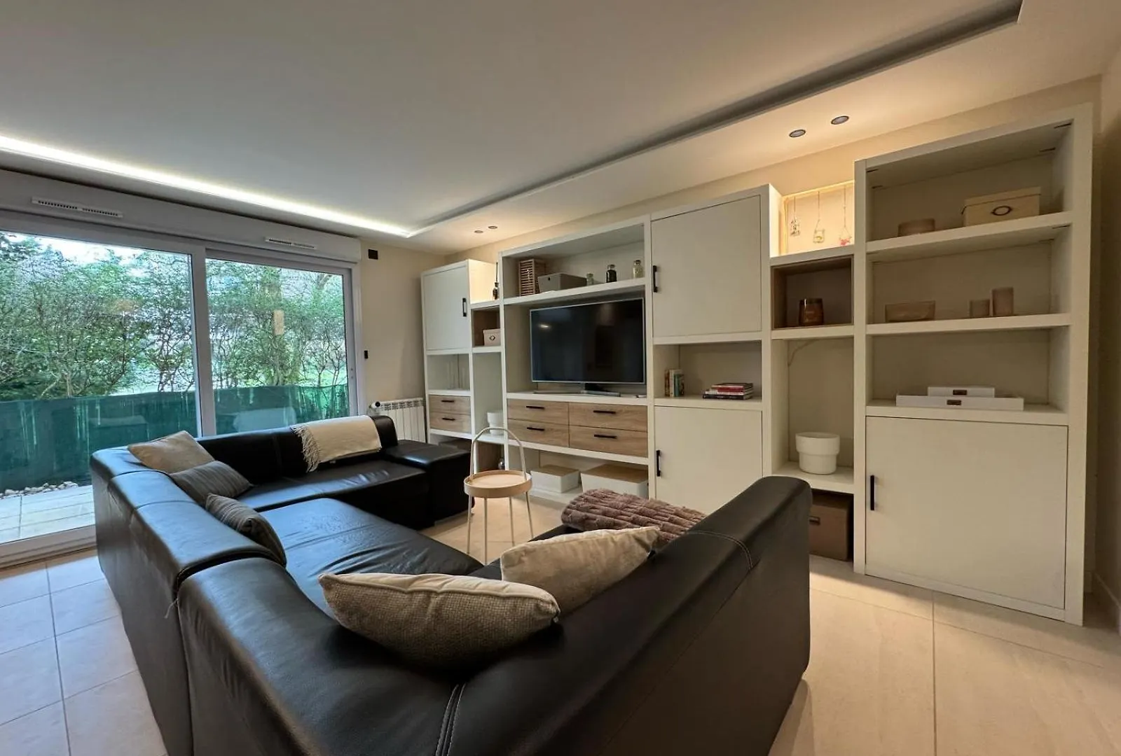 Modern T3 Renovated With New Pool Terrace And Box Apartment Ecully